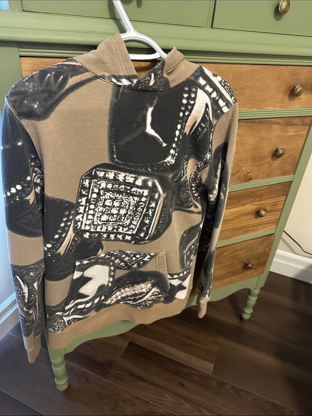Nike Kids Hooded Sweatshirt in Taupe and Black Graphic Print